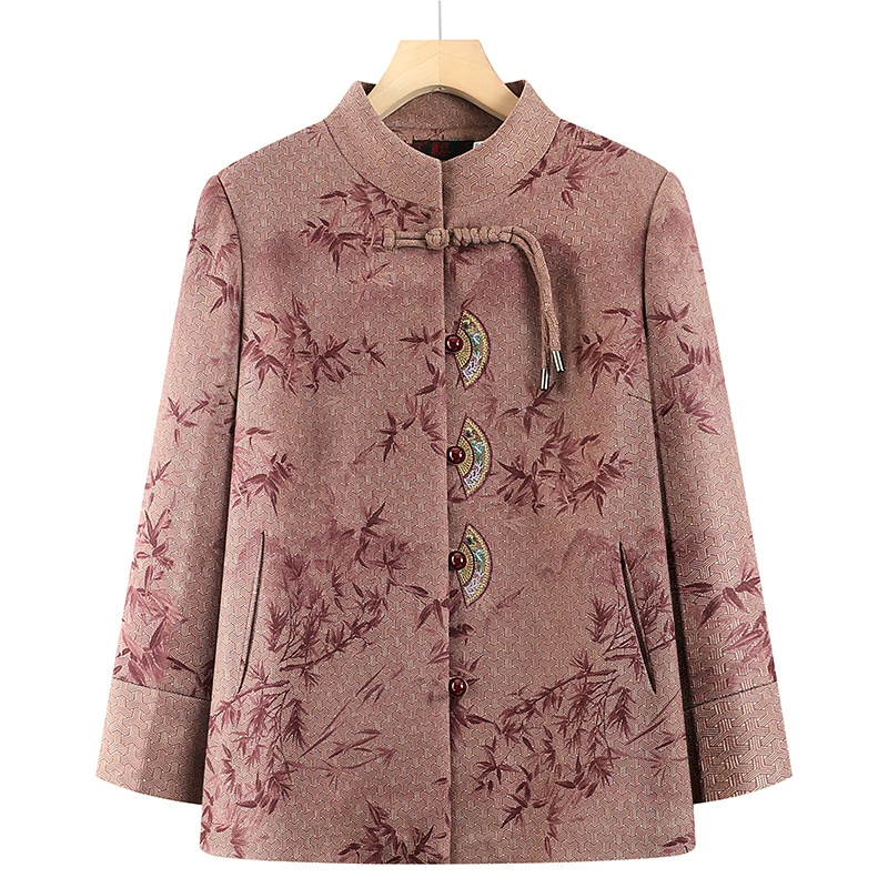 Весенняя и осенняя новая пожилая бабушка в пальто