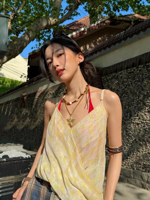 「100% レーヨン生地」ダイレクト インクジェット プリント Nanyou 婦人服卸売ホリデー スタイル ライトイエロー プリーツ花柄サスペンダー|undefined