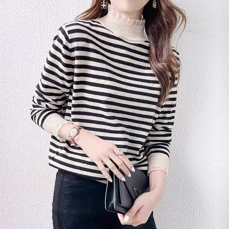 Тонкий трикотажный нижний топ с кружевным воротником