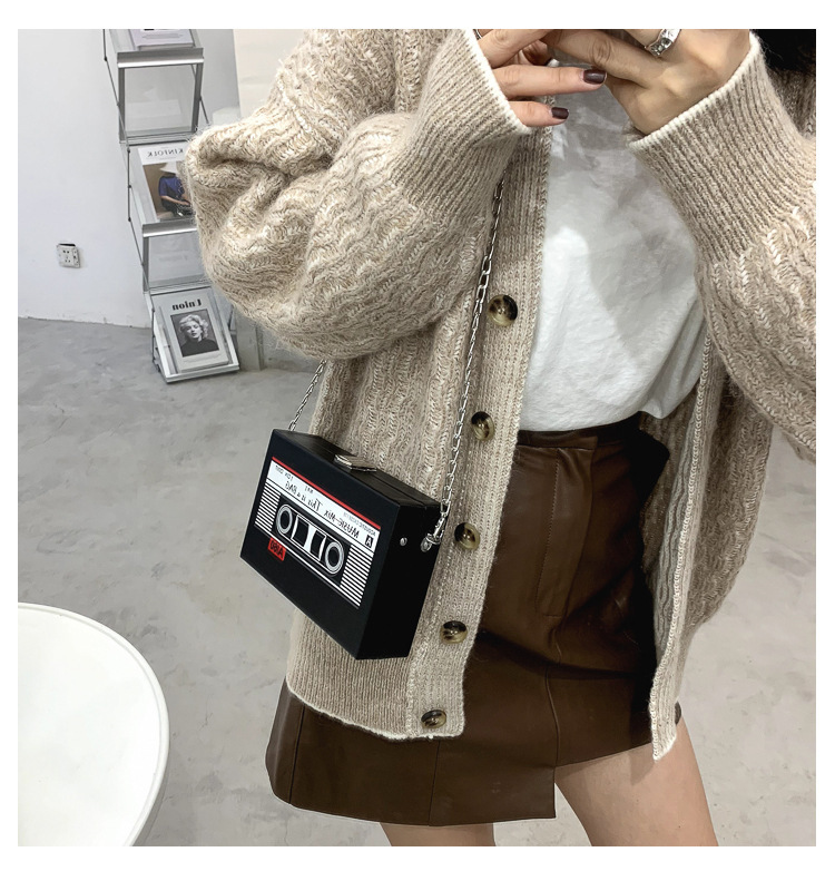 2024 Neue personalisierte Radio-Damentasche Trendy Box Kleine quadratische Tasche Bandkette Internet Rote Umhängetasche mit einer Schulter Damentasche_voghion.com