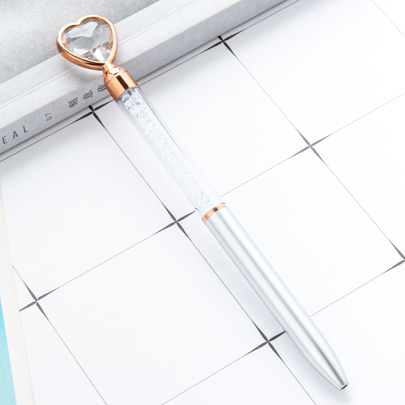 Bolígrafo de plástico amor al por mayor imprimible logotipo hotel publicidad bolígrafo de regalo creativo bolígrafo de cristal multicolor