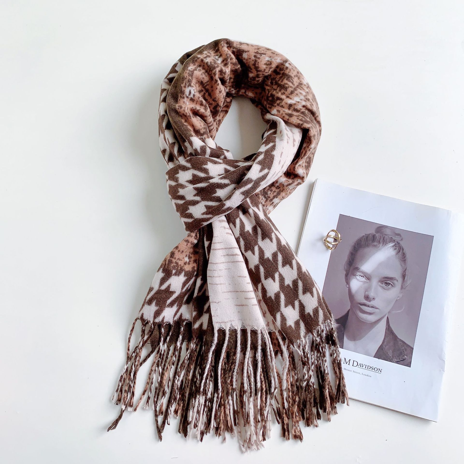 Bufanda de imitación de cachemira con estampado de pata de gallo para otoño e invierno 2025, chal versátil europeo y americano con estampado a cuadros, bufanda cálida y decorativa para el cuello.