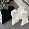 5 пар: 3 белых, 2 чёрных