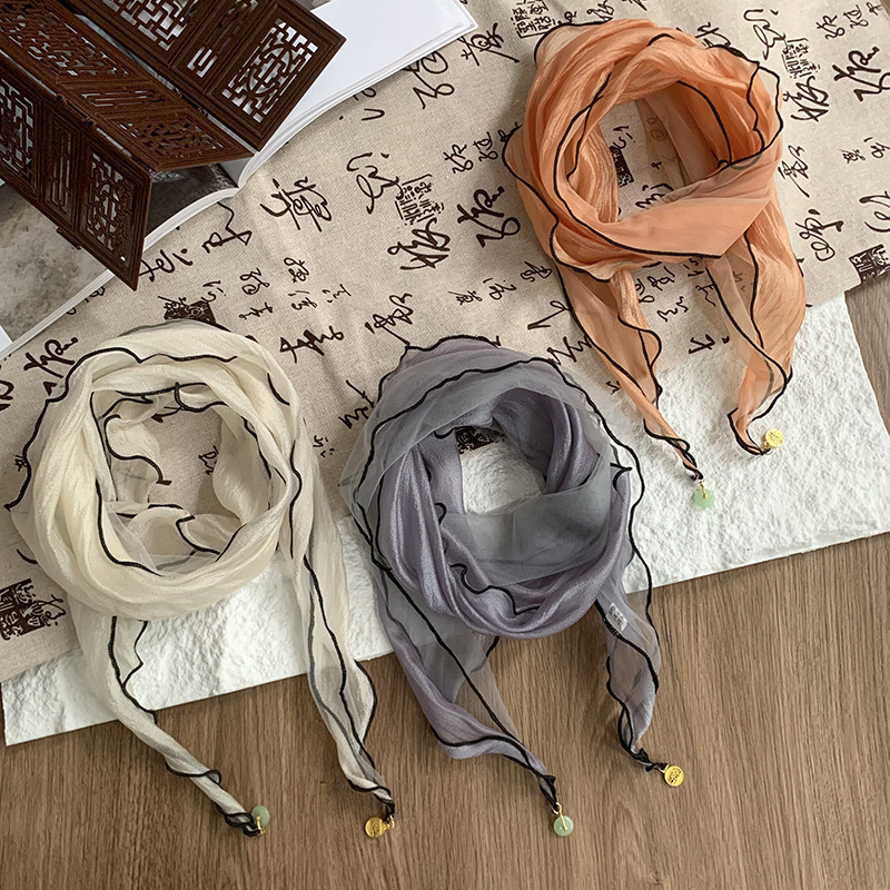 Pañuelo de seda de alta calidad nuevo estilo de verano en forma de diamante bufanda pequeña diseño de color sólido sentido colgante pequeño bufanda de estilo fino bufanda de gasa pañuelo en la cabeza