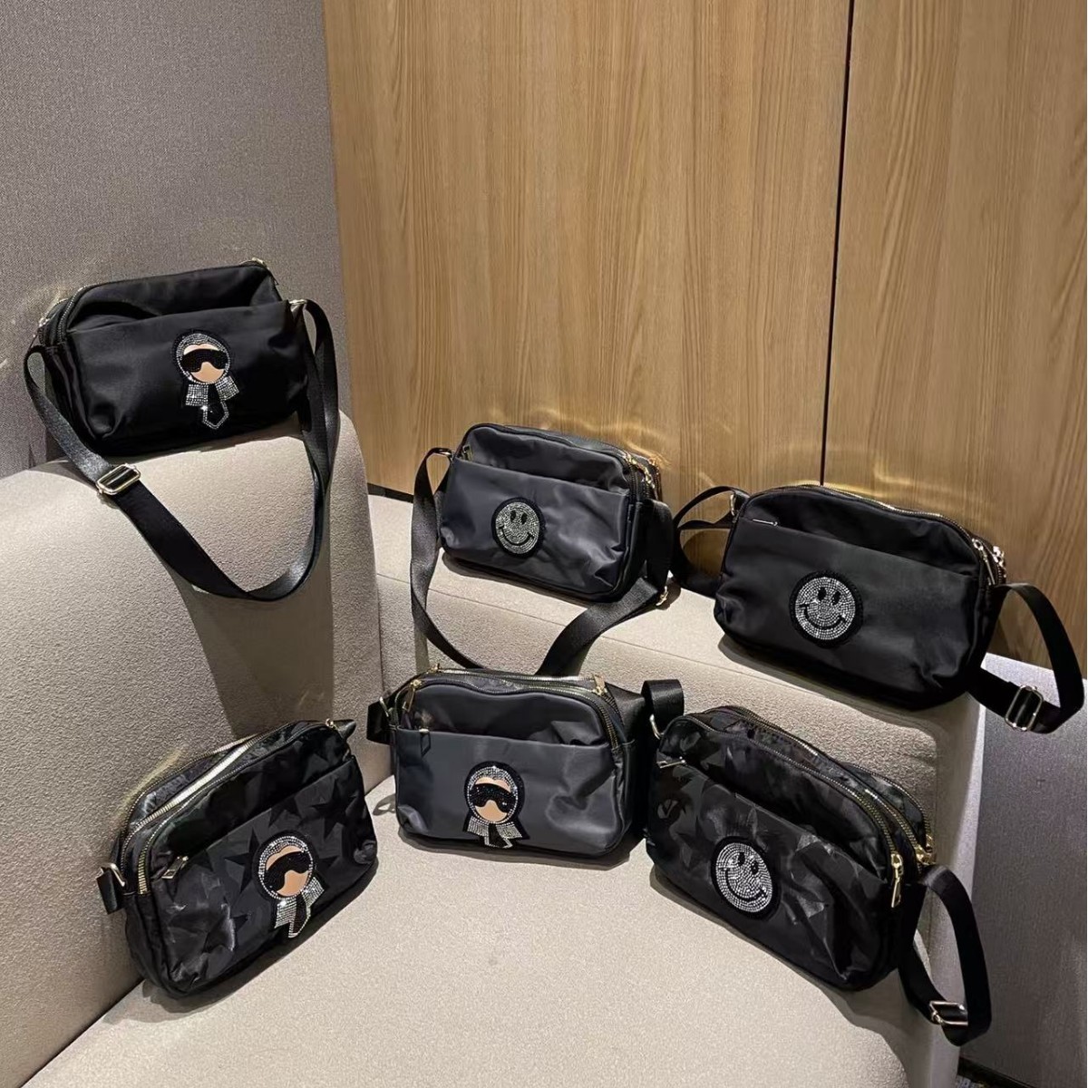 跨境笑脸多隔层邮差包尼龙布轻便休闲小方包实用防水斜挎包多口袋