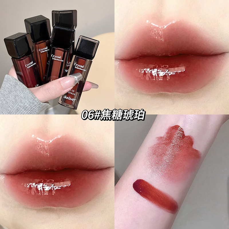 El esmalte de labios brillante y delicado de Ke Lauder no es fácil de tocar en la taza. El espejo de luz de agua muestra lápiz labial blanco. Cosméticos de maquillaje