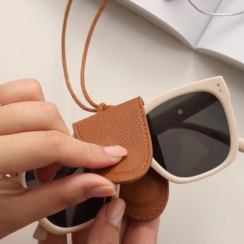 磁気式メガネ収納財布 ブラウンライチ柄 首掛けサングラスホルダー PUレザーメガネバッグ アクセサリー吊り下げ紐 卸売