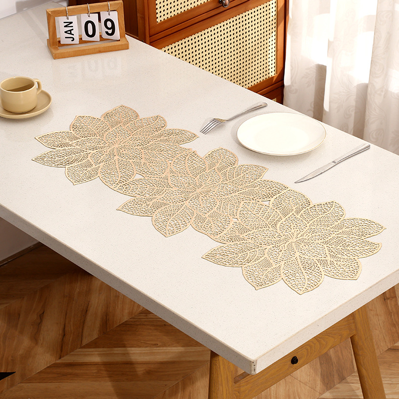 Alfombrilla de mesa larga de flor de oro púrpura hueca, bandeja de comedor simple europea, aislamiento térmico, pvc, mesa impermeable y a prueba de aceite, bandera al por mayor