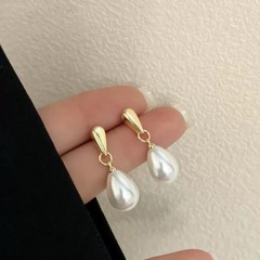 シンプルな雰囲気の真珠のイヤリングはフランスの高級感があります。