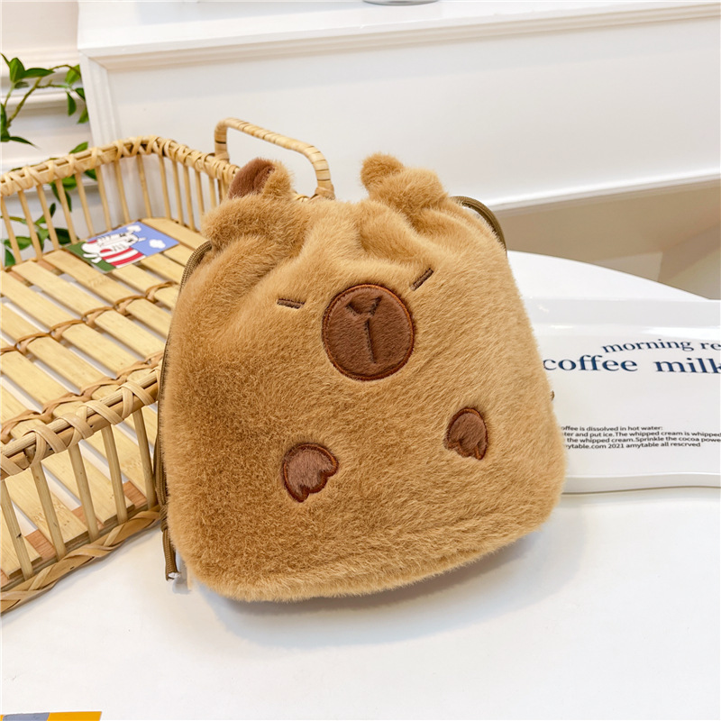 Bolso de peluche en línea para mujeres 2025 nuevo bolso de muñeca Capibara, bolso de cubo de mano lindo corazón de niña