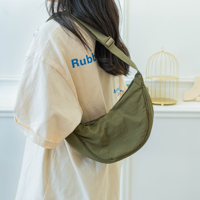 Bolso de tela pequeño bolso de moda ligero bolso de mochila de nylon transfronterizo mujer bolso de hombro casual versátil bolso de bolsas de bolsas de bollo de gran capacidad