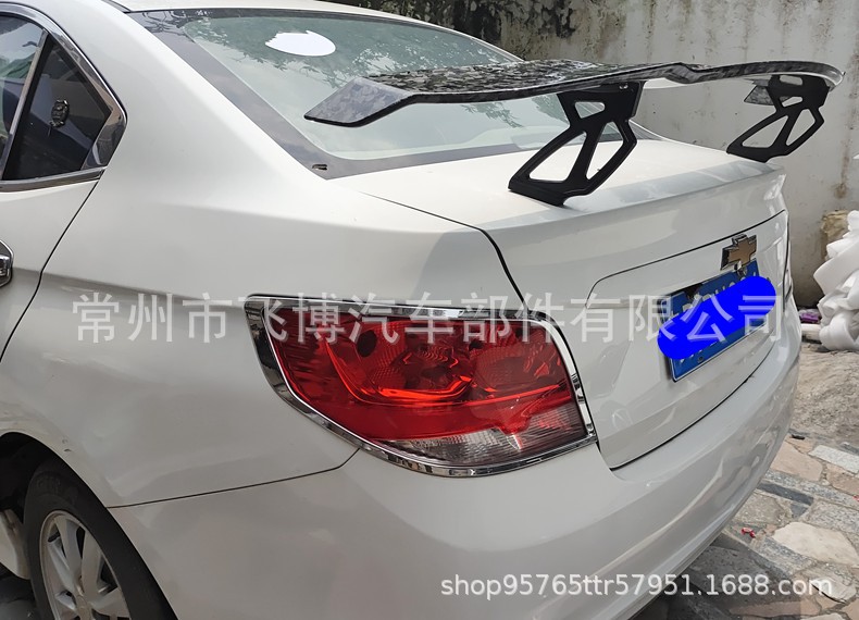 Universal for sedans, suitable for BMW 3 Series, 4 Series, 5 Series, carbon fiber modified V-style rear spoiler