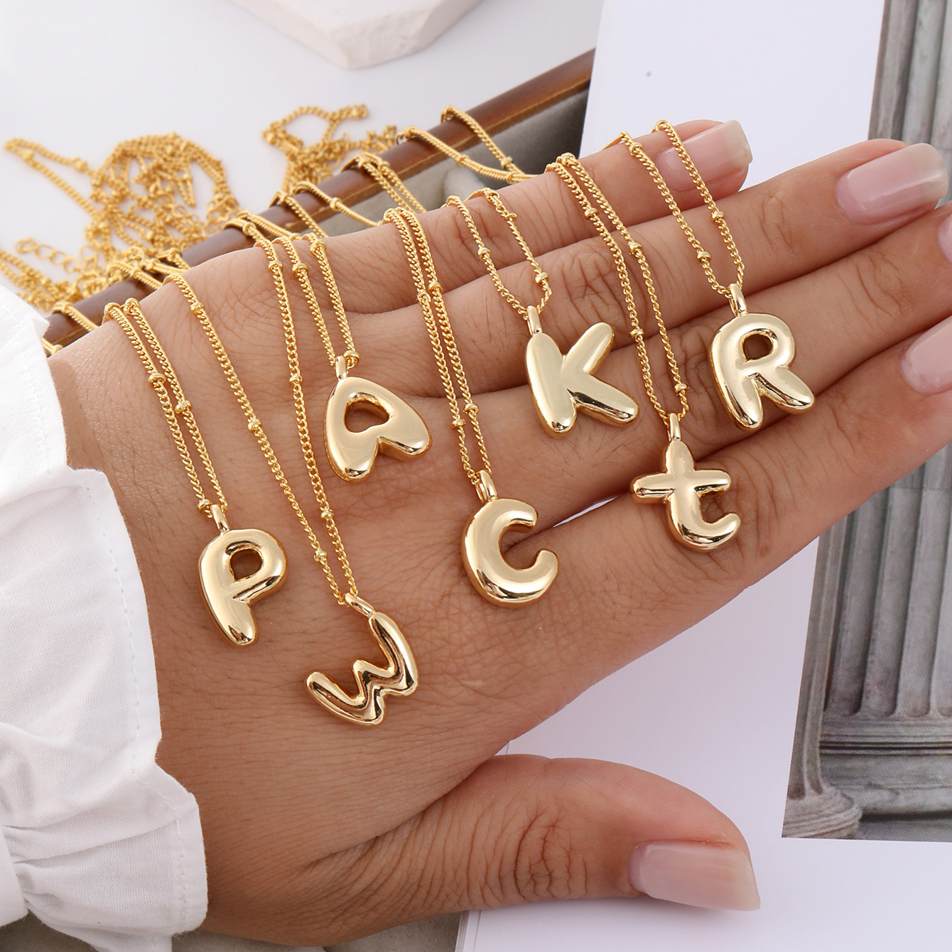 Transfronterizo Amazon venta caliente cobre chapado 18k oro real 26 letras inglesas collar colgante linda cadena de clavícula hip-hop