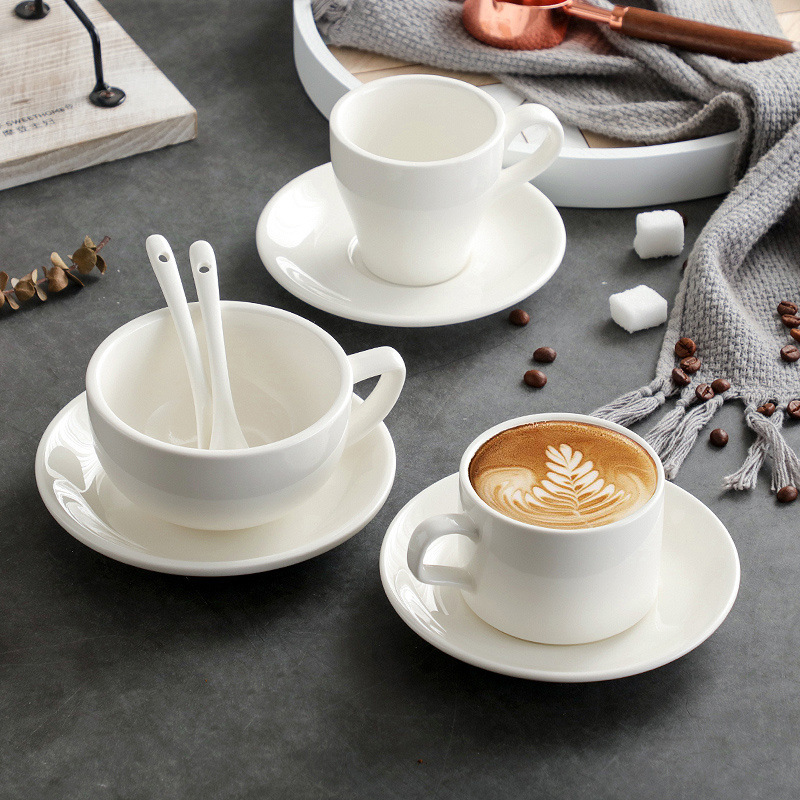 純白の厚い陶磁器のコーヒーカップセット沢田拉花ラテのエスプレッソのシンプルな口の精巧なヨーロッパ式の杯|undefined