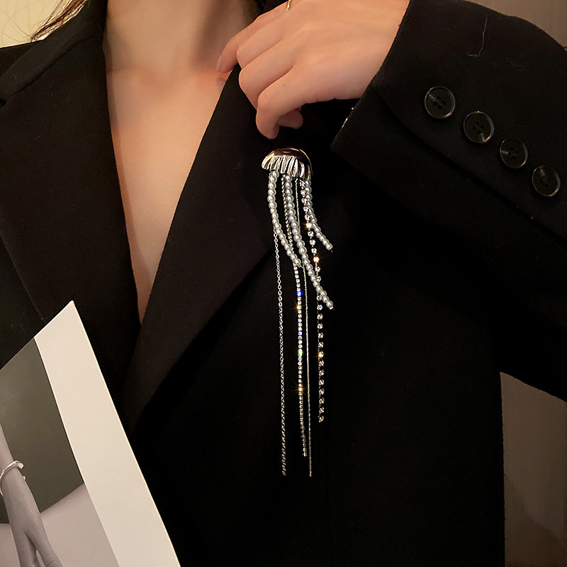 Elegante Schmetterlingsbrosche Mit Strass Und Quasten Pin_voghion.com