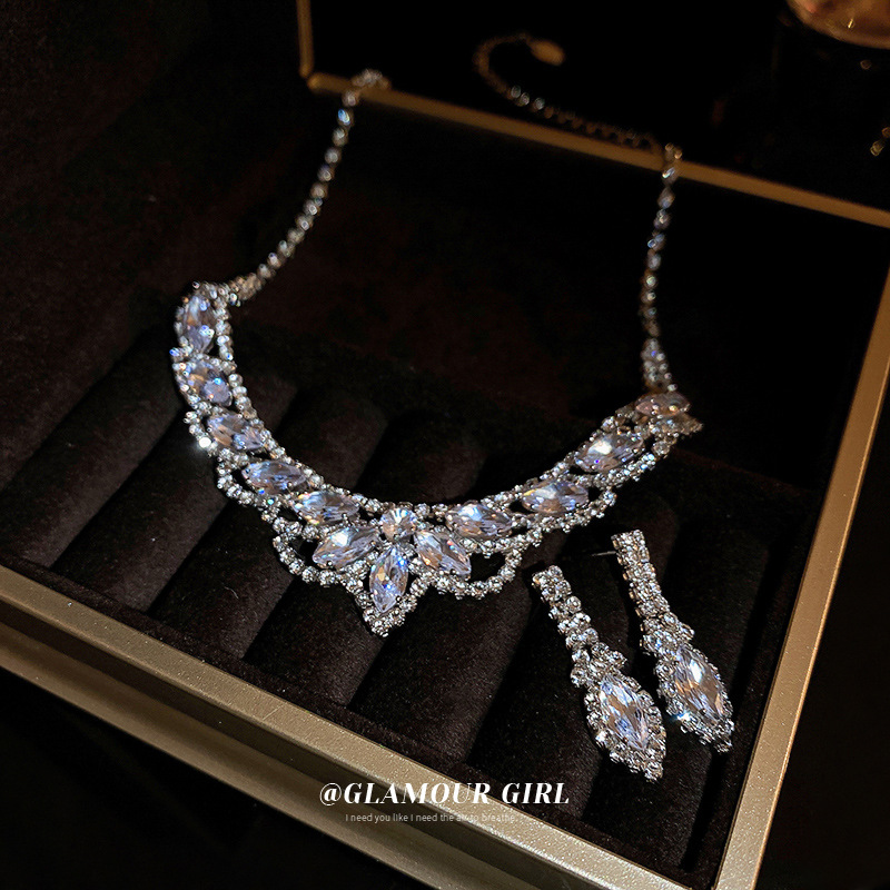 Gota de agua incrustada en forma de U borla collar pendientes de dos piezas de moda de lujo de la industria pesada collar europeo y americano de alto grado