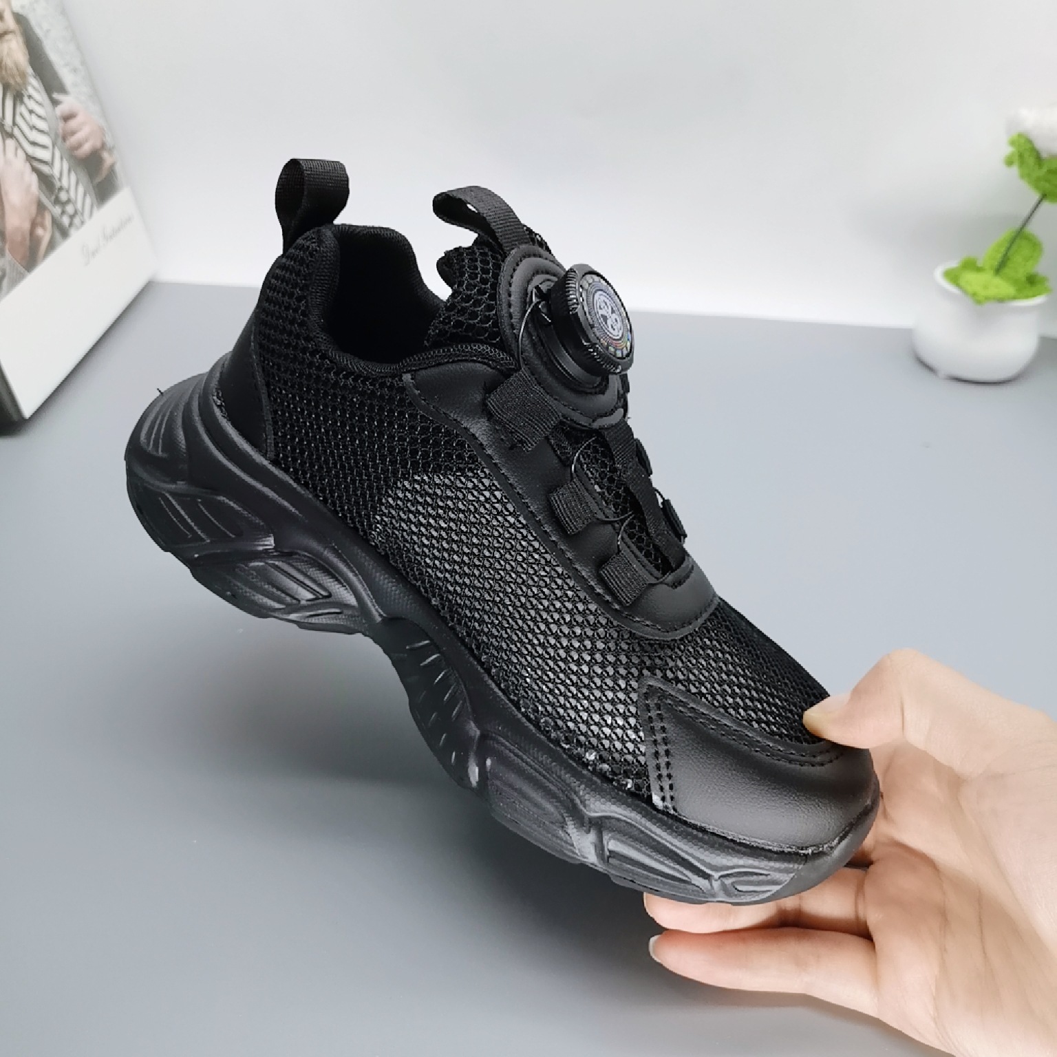 Single Net Boys 2025 New Spring Children's Velcro transpirable Calzado deportivo para niños de mediana edad Calzado para correr con suela ultraligera