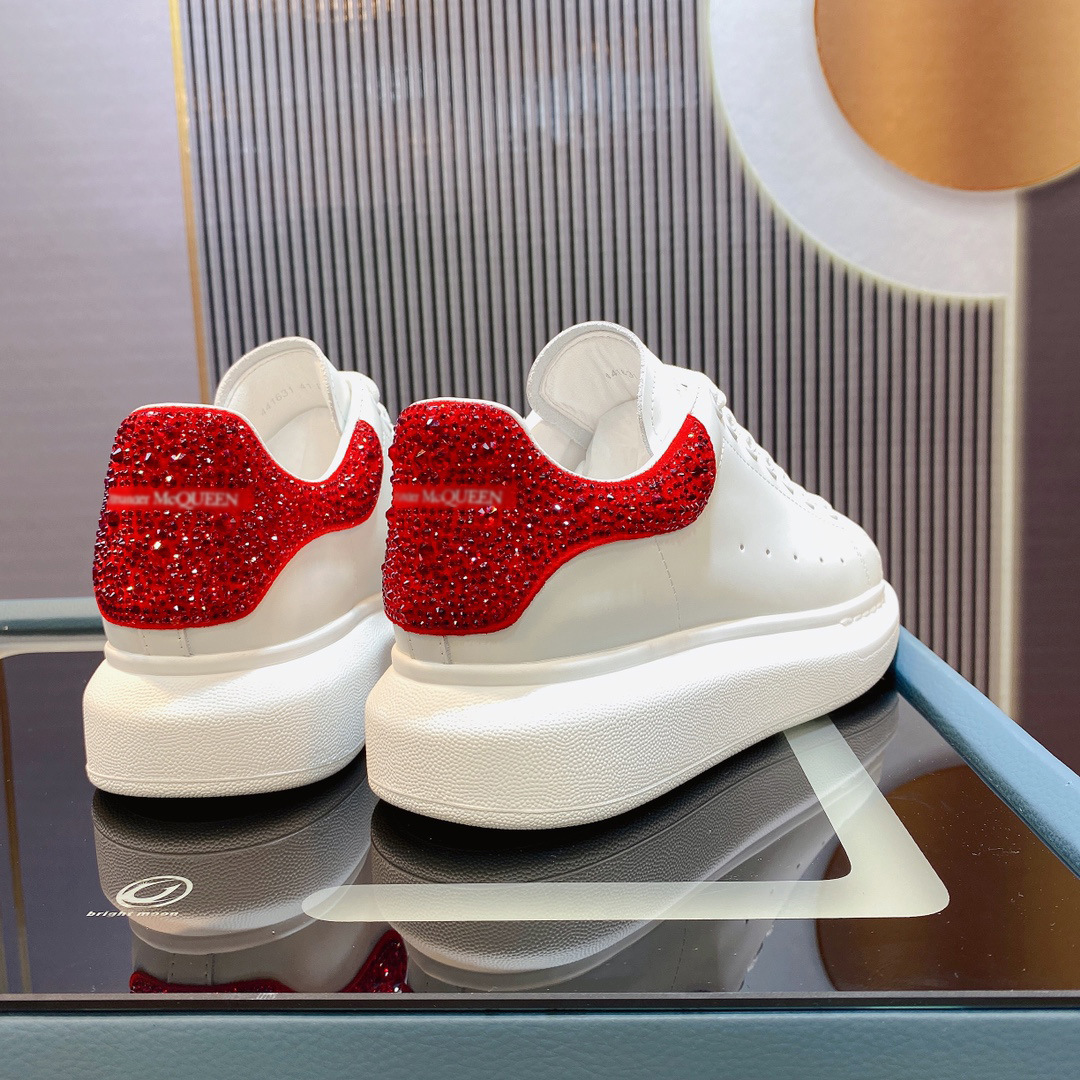 Versión superior de gama alta brillante diamante McQueen blanco zapatos de las mujeres flash diamante piel de vaca gruesa inferior aumento versátil deportes par zapatos casuales hombres