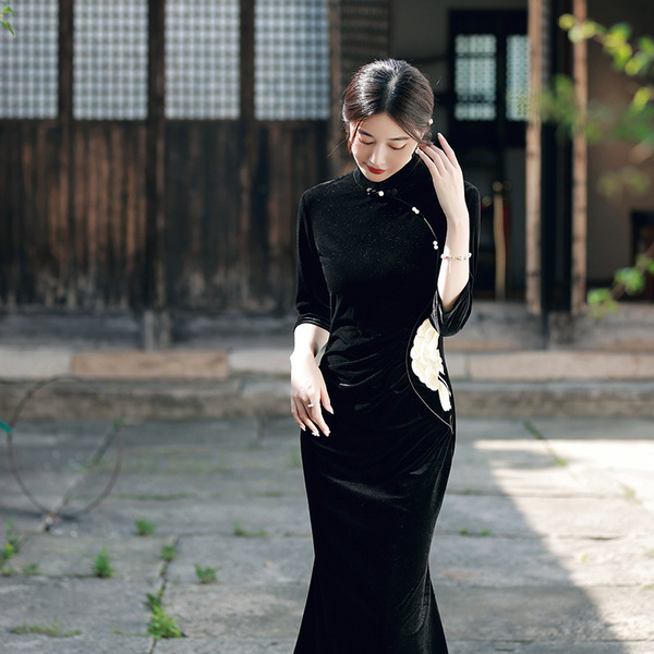 Elegant long autumn cheongsam