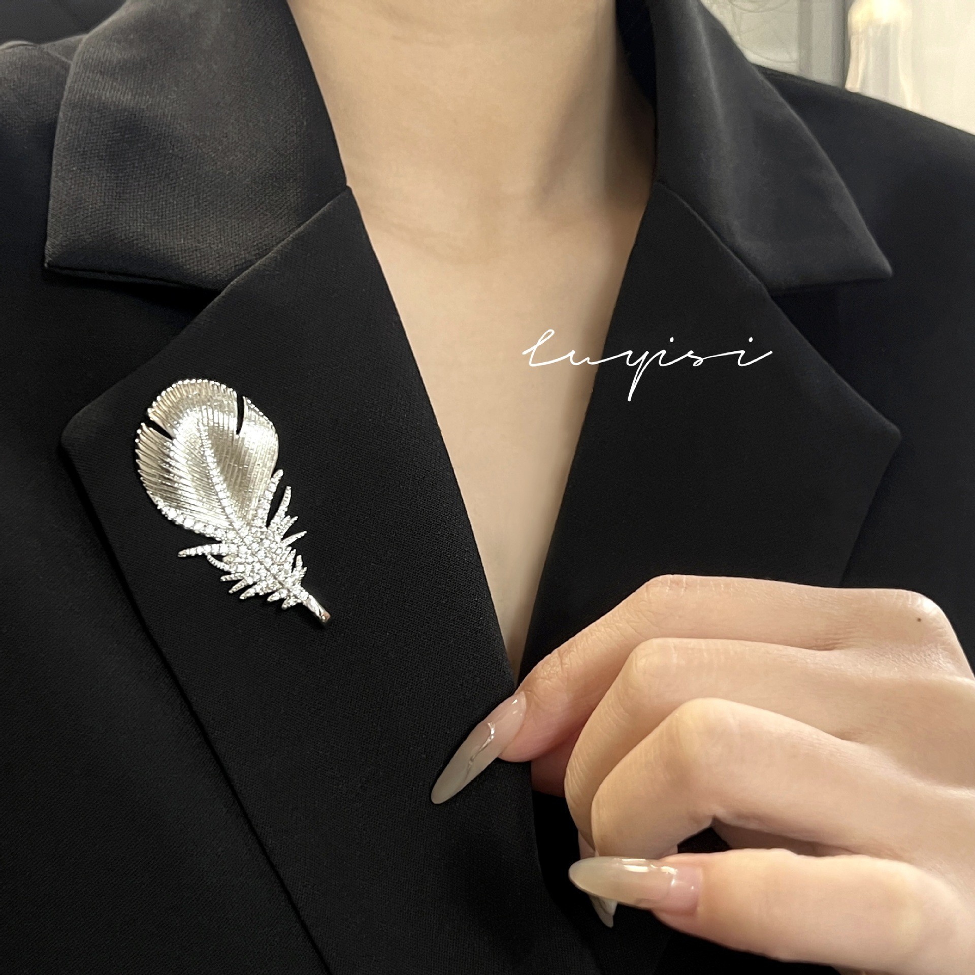Trendy Fashion Brushed Feather Wing Brooch Versatile Light Luxury Pendant Feather Design Retro Versatile Exquisite Necklace