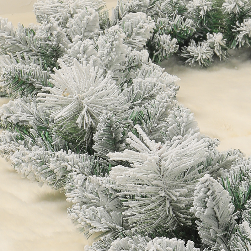 クリスマスの植毛は雪の松の枝をくっつけて装飾品の藤の条を持ってホテルのショーウインドーの扉を飾って壁面の学校のレストランを掛けます。|undefined