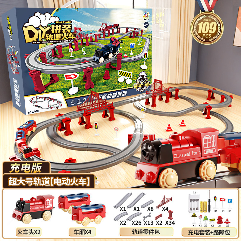 国境を越えた電気高速鉄道の電車は軌道を持っている男の女の子が模型を組んで車のおもちゃの誕生日プレゼントをシミュレートした