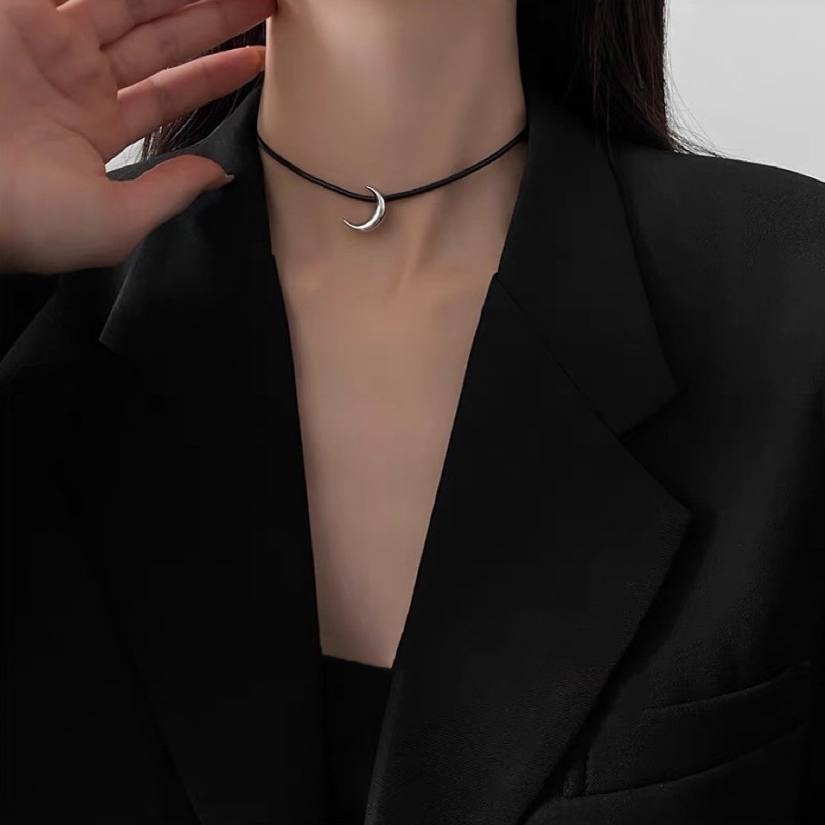 Collier pendentif lune en acier titane et cordon en cuir_voghion.com