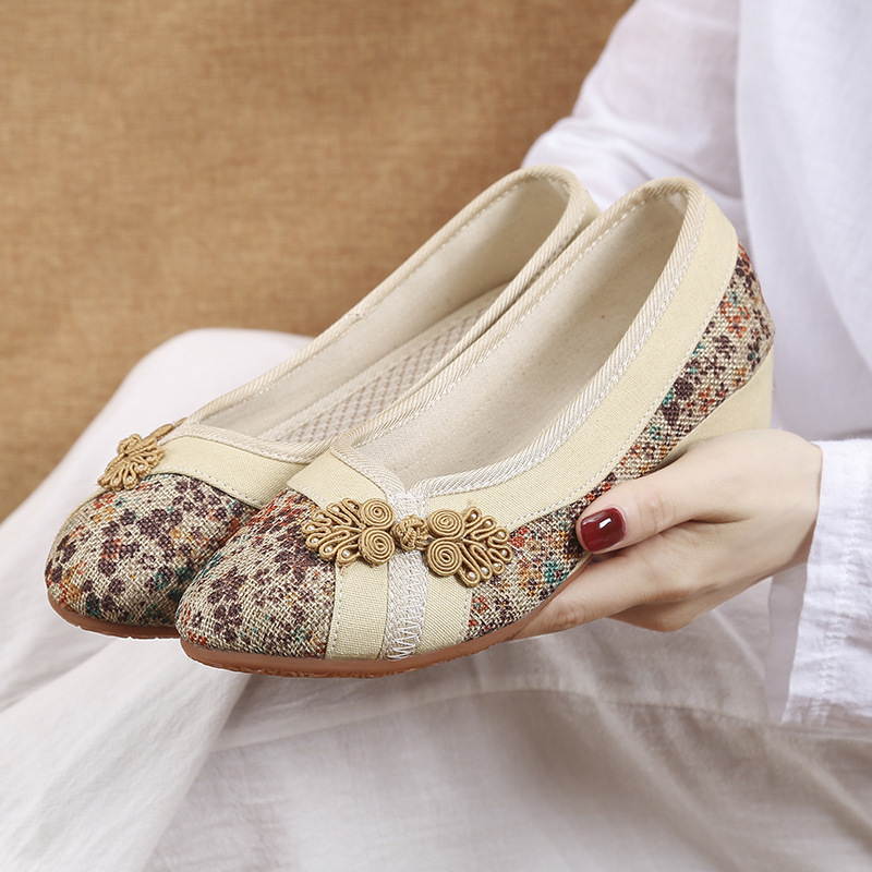 Old Beijing cloth shoes for women shoes hanfu embroidered shoes ethnic elderly mother shoes wholesale in the wind