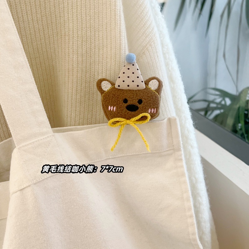 노란 양모 매듭 곰