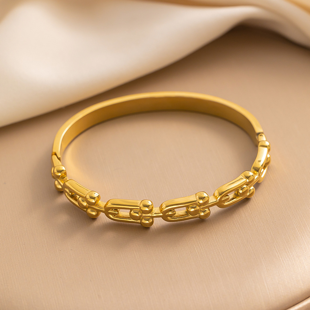 Bracelet minimaliste en acier titane avec boucle en forme de U en acier inoxydable lisse galvanisé au four sous vide_voghion.com