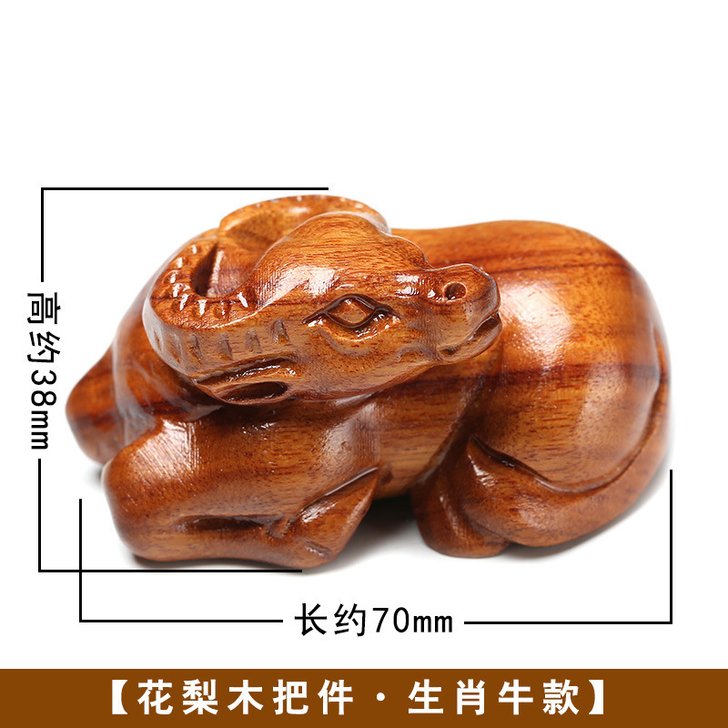 黄花梨の取っ手の件の木はクルミのヒョウタンの十二生肖の文を彫って赤い木の彫刻の小さい掛け金を彫って中実の置物を並べます。|undefined