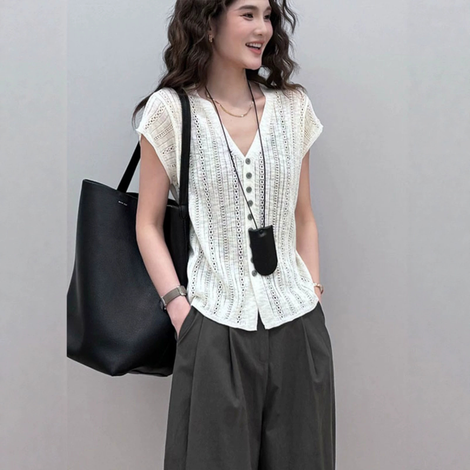 Áo len cổ chữ V tay ngắn họa tiết rỗng thời thượng — màu đen chi tiết 3
