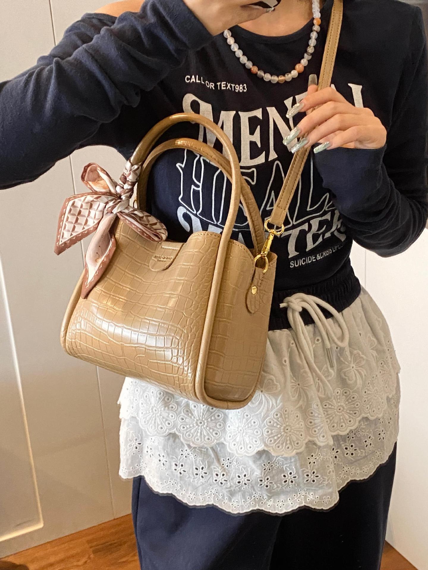 Bolso de mano de canasta de verduras de alta gama de nicho para mujer 2025 nuevo producto de comercio exterior bolso de cubo con patrón de cocodrilo bolso de mensajero de cercanías