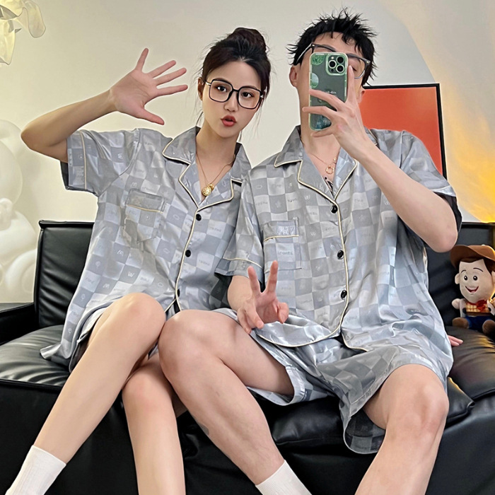 Verano de mangas cortas pareja pijama de seda de hielo delgada para hombres seda real engordada con un conjunto de ropa de casa de verano