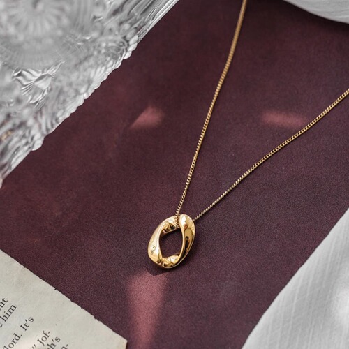 Minimalist Elliptical Teardrop Necklace for Women, Unconventional Round Hoop Pendant Lockchain with Retro Design