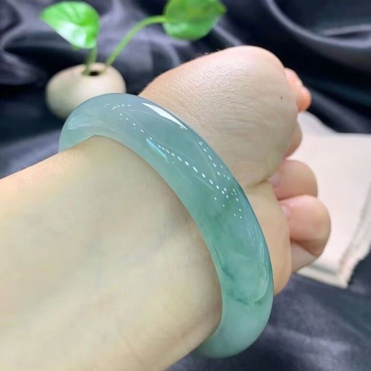 Vòng tay ngọc bích Miến Điện cao cấp nước xanh lam thanh, băng cao, loại băng nữ, có giấy chứng nhận chi tiết 33
