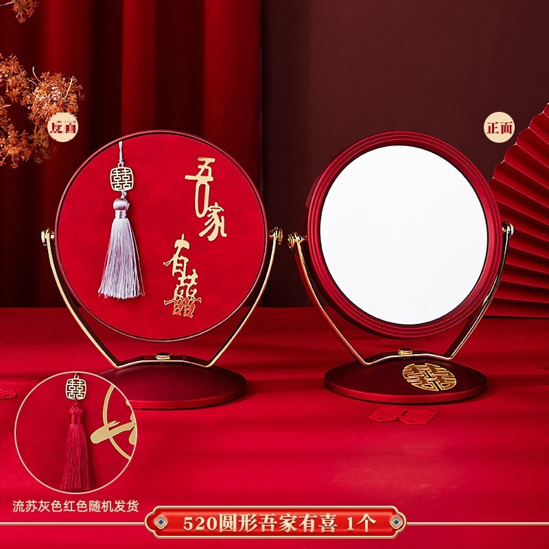 赤い結婚祝いの女性が結婚します。|undefined