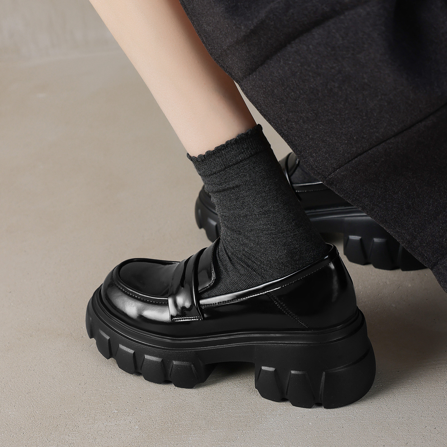 Giày loafer nữ đế xuồng cao gót phong cách Anh quốc cổ điển — đen