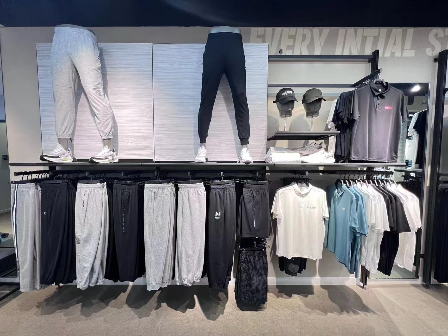 Mujeres y mujeres transfronterizas marca deportiva de ropa de exhibición estante de exhibición multicapa tienda de colgar percha de ropa estante de exhibición de ropa