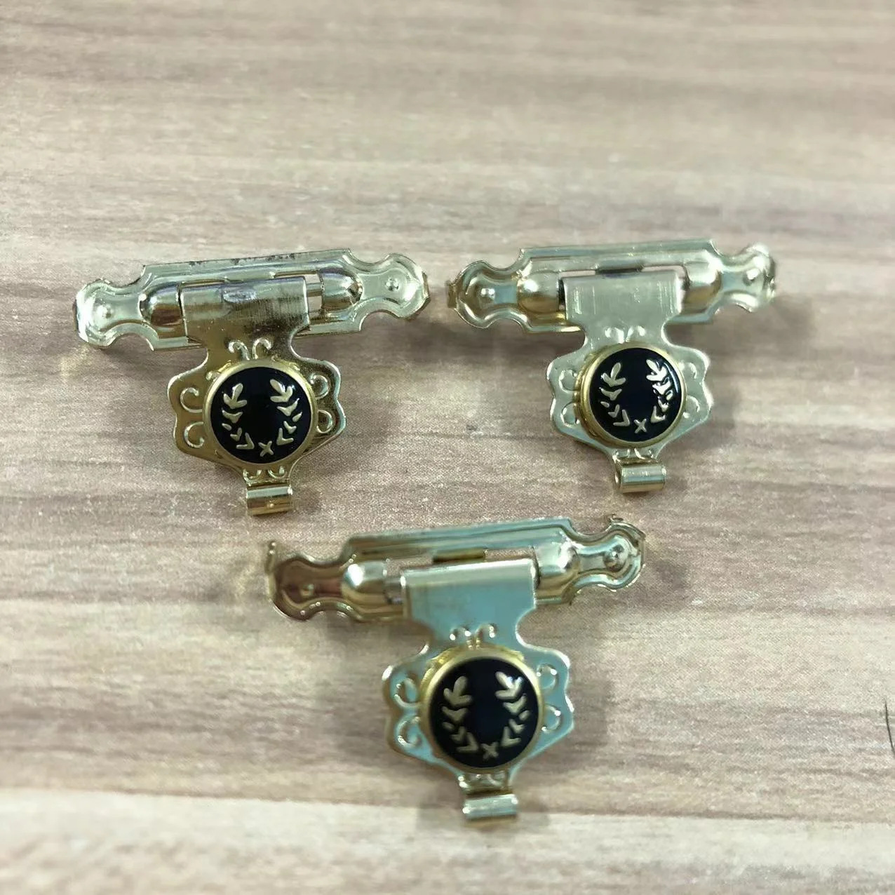 生产供应箱包锁扣，古巴雪茄盒专用五金， 丝印带钮扣子，木盒扣