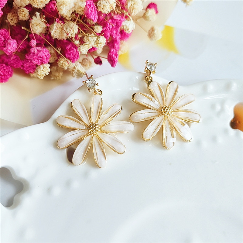 Trendy Small Daisy Flower Stud Earrings display picture 4