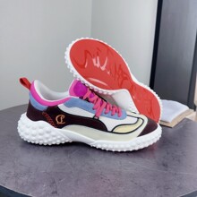 �W��վ�߶˕r�г�����ʿ�\��Ь��Ƥƴ�����m͸�������e�ϵ�Ь��