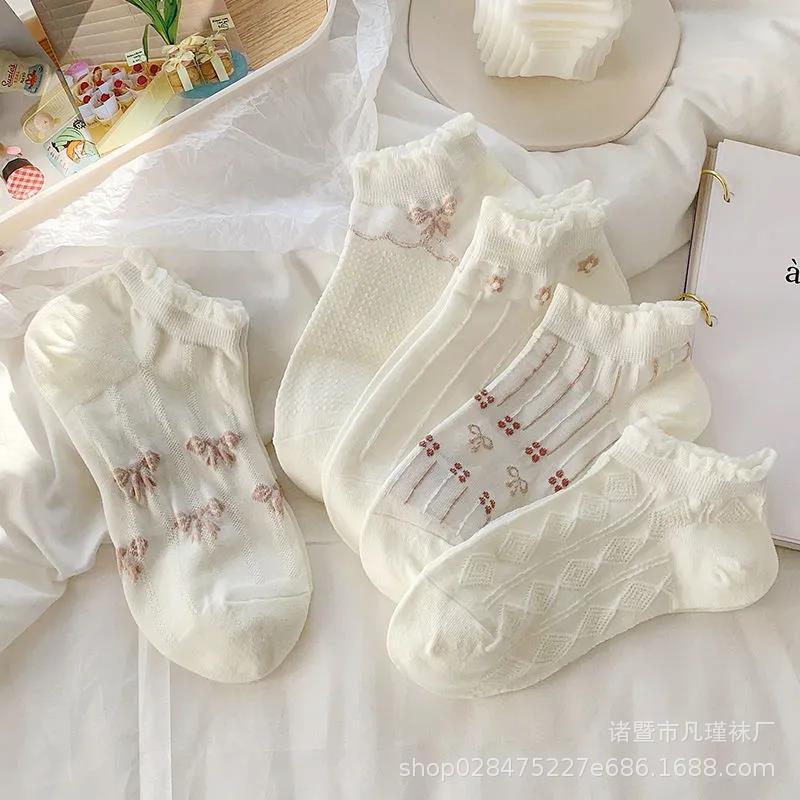 Calcetines cortos de moda del tobillo de la muchacha versátil del estilo coreano para los estudiantes Calcetines en relieve tridimensionales de encaje blanco calcetines de mujer primavera y verano