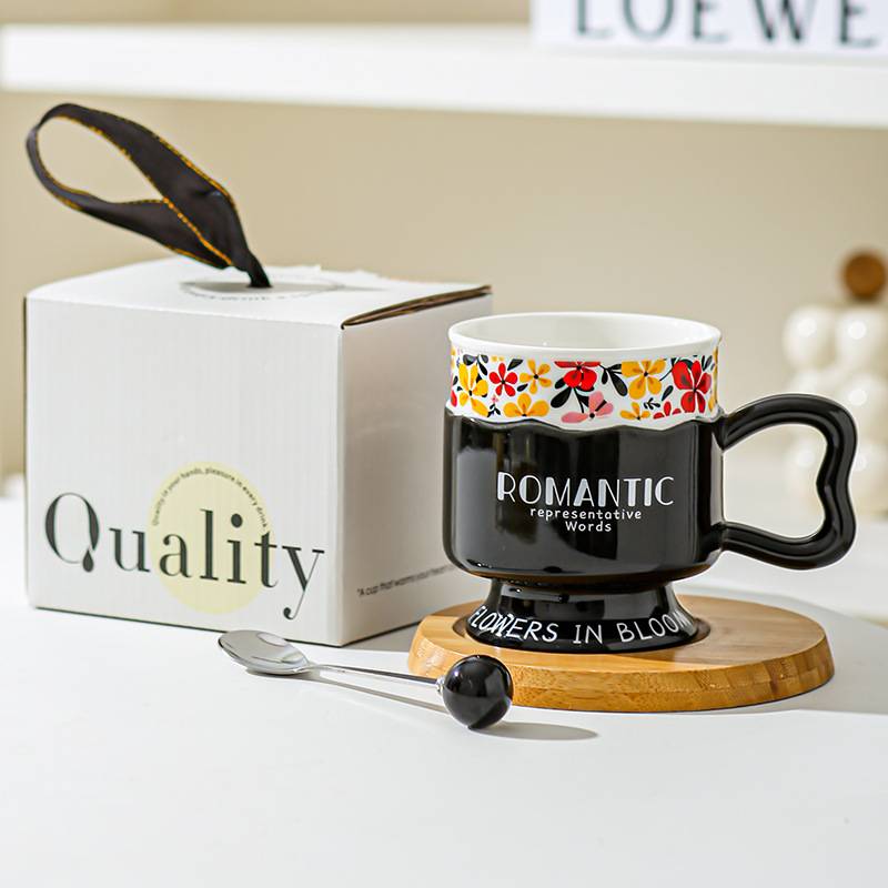 Taza de pie alto retro taza de marca de lujo ligera pareja de cerámica europea taza de leche regalo para mujeres de alto valor facial taza de agua