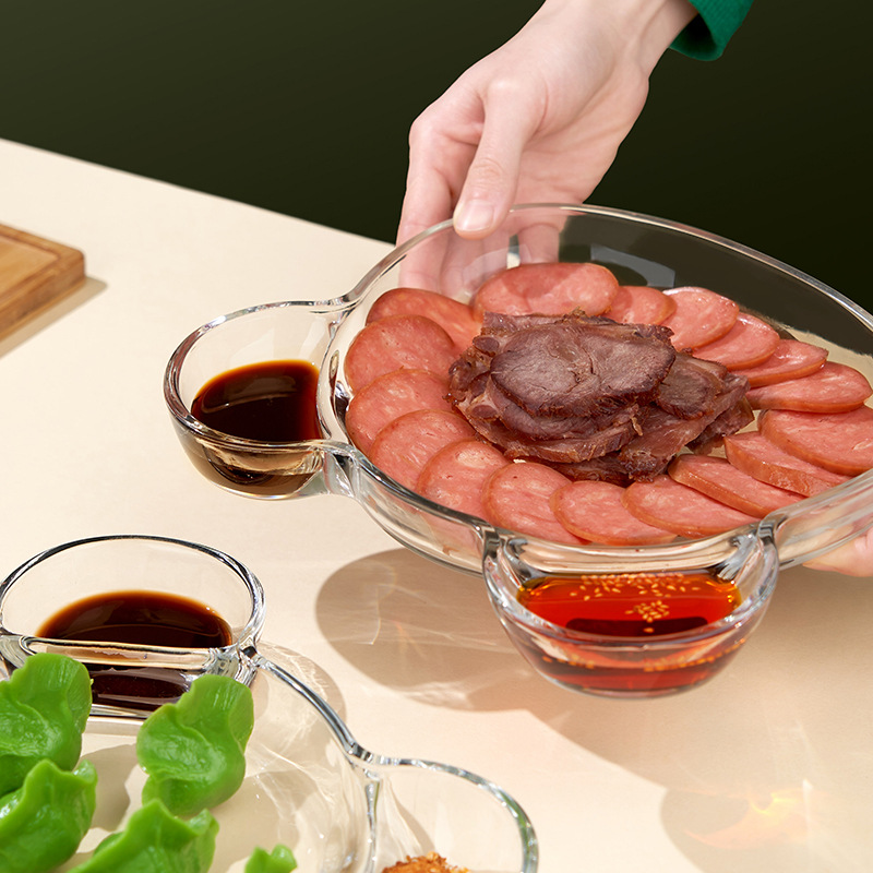 Стеклянная тарелка с пельменями с уксусом