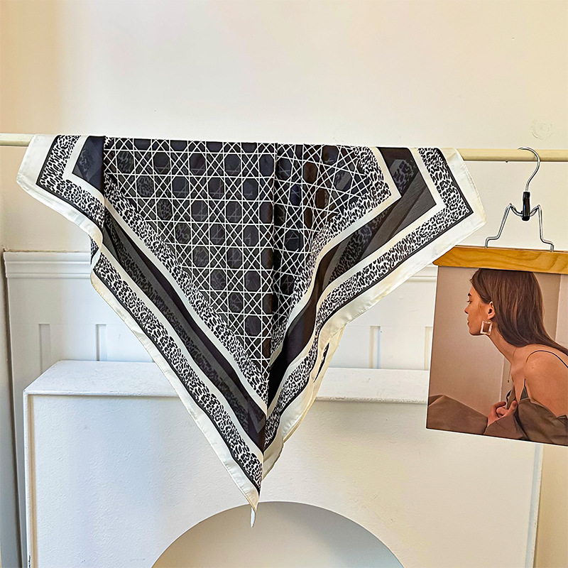 Bufanda de seda, bufanda cuadrada pequeña, sensación de alta gama, nuevo bolso de todo fósforo, pañuelo en la cabeza, cinturón para el cabello con camisa, bufanda decorativa, chal pequeño
