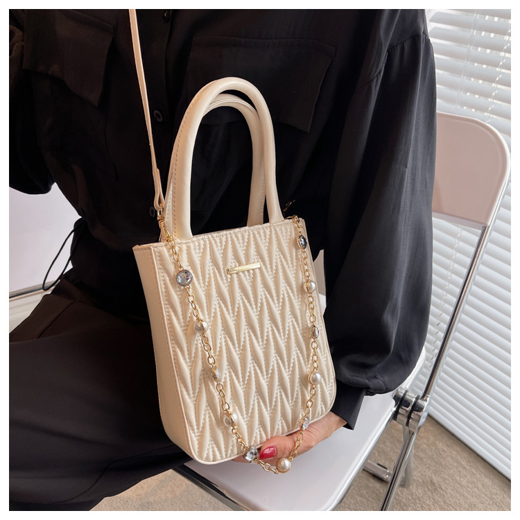 2022 Nouvelle Mode Losange Messager Perle Chaîne Portable Petit Sac Carré 17*6*20.5 display picture 3