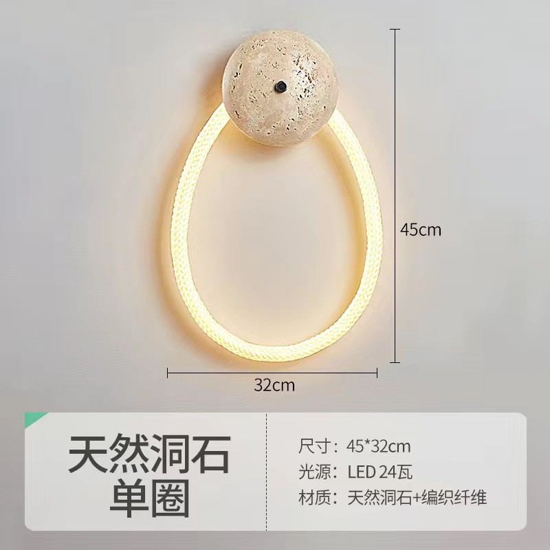 estilo japonés retro cabecera de cama agujero amarillo lámpara de pared de piedra silenciosa balcón sala de estar sofá TV pared de fondo escalera lámpara pasillo