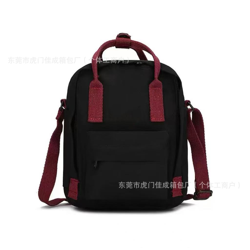 대각선 스트랩이 있는 블랙 버건디