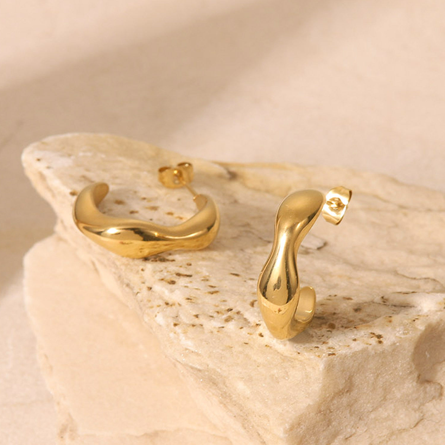 Mode Einfache 14k Gold-überzogene Edelstahl Unregelmäßigen C-förmigen Ohrringe display picture 4